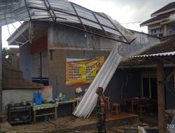 Peran Nyata Babinsa Saat Bencana, Dampingi Warga Poncogati Pasca Puting Beliung