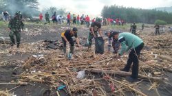 Peduli Lingkungan Jajaran Polres Jember Bersih-bersih Pantai Puger
