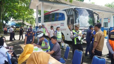 Operasi Keselamatan Semeru, Polres Malang Gelar Ramp Check dan Tes Urine Awak Bus