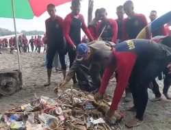 Pusdik Brimob Gelar Aksi Bersih Pantai Pasir Putih Situbondo, Tindak Lanjuti Arahan Presiden RI