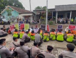 Polres Bondowoso melakukan pengamanan Unjuk Rasa Warga Desa Ramban Kulon Berlangsung secara humanis