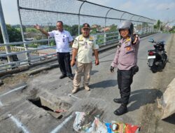 Wakapolsek Tanggulangin Bersama Satpol PP Sigap Tangani Jalan Berlubang di Fly Over Wates