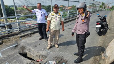 Wakapolsek Tanggulangin Bersama Satpol PP Sigap Tangani Jalan Berlubang di Fly Over Wates