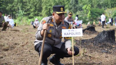 Kapolres Bondowoso Hadiri Gerakan Sedekah Oksigen dan Bakti Sosial HPN 2026, Tanam 1.000 Pohon.