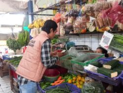 Satgas Saber Pangan Jakarta Barat Cek Harga dan Mutu Bahan Pangan di Pasar Jembatan Dua
