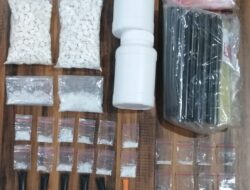 Polrestabes Surabaya Amankan 2 Tersangka Pengedar Narkoba,109.gr Sabu dan 2.000 Pil LL Disita