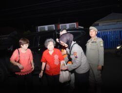 Respons sigap Polwan Polres Bondowoso bantu jemaat sembahyang Imlek di Vihara Ariya Maitera