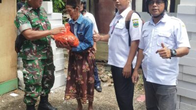Babinsa Poncogati Borong Hati Warga: 24 Keluarga Kurang Mampu Terima Sembako, Aksi Nyata Sertu Darma Antoni Tuai Apresiasi