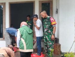 Babinsa 0822 Kawal Distribusi 298 Liter Pestisida untuk Petani Desa Taman