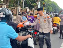 Polres Bondowoso Tebar Kebaikan berbagi takjil kepada masyarakat