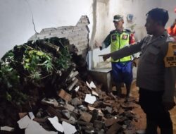 Hujan Deras Picu Longsor di Binakal, Babinsa 0822 Bersama BPBD Bergerak Cepat Bantu Warga