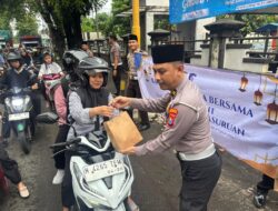 Mengharap Berkah Ramadhan Satlantas Polres Pasuruan Bagikan Takjil Untuk Masyarakat