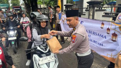 Mengharap Berkah Ramadhan Satlantas Polres Pasuruan Bagikan Takjil Untuk Masyarakat