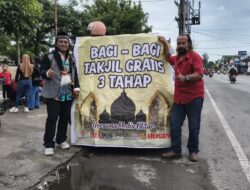 PROGRAM LSM FOCUS CORRUPTION BAGIKAN TAKJIL GRATIS PENGGUNA JALAN DEPAN KANKAB BLITAR TAHAP I