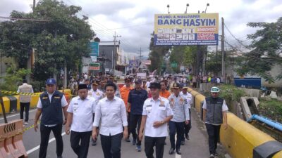 Wagub Jatim Tinjau Jembatan Sentong Longsor, Kapten Inf Basuki Rahmad Wakili Dandim 0822 Dampingi Kunjungan