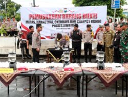 Polres Jember Musnahkan Ribuan Botol Miras Hasil Operasi Pekat di Bulan Ramadhan