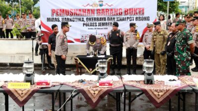 Polres Jember Musnahkan Ribuan Botol Miras Hasil Operasi Pekat di Bulan Ramadhan