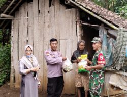 Ramadhan Penuh Kepedulian, Babinsa dan Bhabinkamtibmas Berbagi Sembako di Desa Binaan