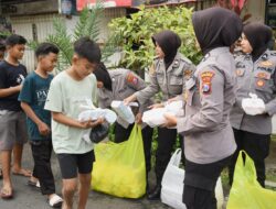 Semangat Ramadhan, Polwan Polres Bondowoso Tebar 500 Takjil di Pasar Induk, Wujud Nyata Polri Hadir untuk Masyarakat