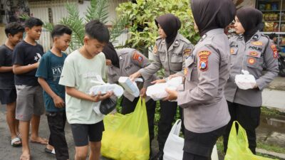 Semangat Ramadhan, Polwan Polres Bondowoso Tebar 500 Takjil di Pasar Induk, Wujud Nyata Polri Hadir untuk Masyarakat