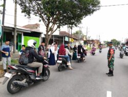 Babinsa dan Siswa SDN 2 Koncer Kidul Turun ke Jalan, Aksi Bagi Takjil Ini Bikin Haru Warga Bondowoso