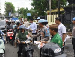 Polri Berbagi : Sat Samapta dan Sie Propam Polres Bondowoso Bagikan Ratusan Takjil