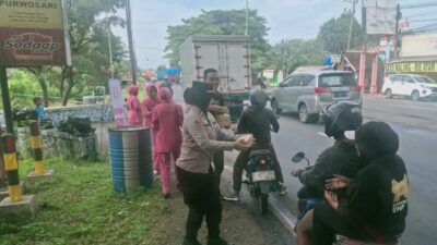 Kapolsek Purwosari Bersama Bhayangkari Bagikan 250 Takjil, Wujud Kepedulian di Bulan Ramadan