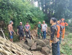 Babinsa Taal Gerak Cepat Tangani Longsor, Dapur Rumah Warga Tertimpa Batu di Dusun Salak