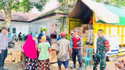 Babinsa Botolinggo Kawal Gerakan Pangan Murah, Ratusan Warga Serbu Beras dan Minyak Goreng Subsidi