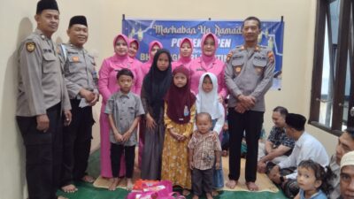Momentum Ramadhan Polsek Tapen Bagikan Takjil dan Santuni Anak Yatim