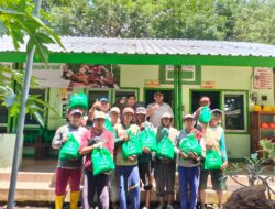 Perum Perhutani Bondowoso Bagikan Bantuan Sosial Paket Sembako Untuk Pekerja Lapangan