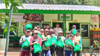 Perum Perhutani Bondowoso Bagikan Bantuan Sosial Paket Sembako Untuk Pekerja Lapangan