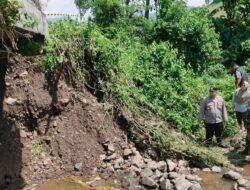 Cek Jembatan Longsor di Wonoboyo, Babinsa Turun Langsung Dampingi Pejabat Daerah Pastikan Keselamatan Warga