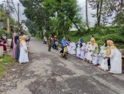 Babinsa Maskuning Kulon Turun Langsung! Sertu Eko Sudiro Ajak Anak TK Bina Asih Berbagi Takjil Sambil Amankan Kegiatan