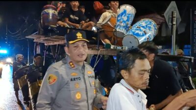 Kapolres Aryo Dwi Wibowo Bagikan Sahur dan Sosialisasikan Layanan 110 Polri