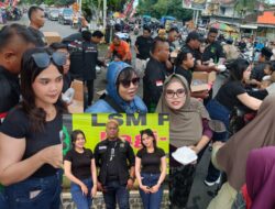 Gus Ujay Pimpin Giat Bagikan Takjil di Alun-Alun Wonorejo