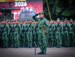 Komandan Yonif 509/BY/9/2 Kostrad Bersama Prajurit Tunjukkan Jiwa Ksatria pada Upacara HUT ke-65 Kostrad