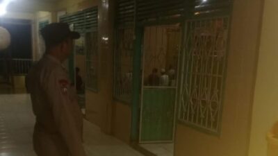 Personel Polsek Muara Kuang Siagakan Pengamanan Sholat Tarawih, Jamin Kondusifnya Ibadah Jemaah