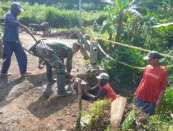 Sigap! Babinsa di Bondowoso Gotong Royong Perbaiki Jembatan Pasca Longsor