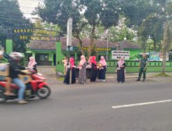 TNI Turun ke Jalan! Koramil Maesan Bagikan Ratusan Takjil, Bukti Kedekatan TNI dengan Masyarakat