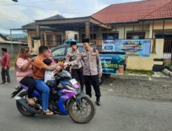 AKP Nisin Pimpin Bagi Takjil Berikan Edukasi Tentang Tertib Lalu Lintas