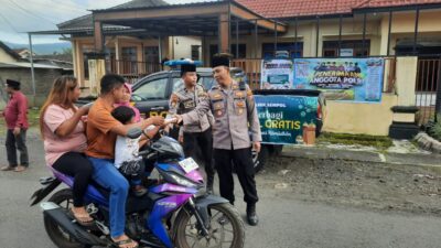 AKP Nisin Pimpin Bagi Takjil Berikan Edukasi Tentang Tertib Lalu Lintas