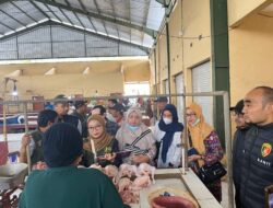 Tim Gabungan Pantau Harga Sembako di Pasar Tradisional Kota Kulon, Polres Bondowoso Pastikan Pasokan Aman