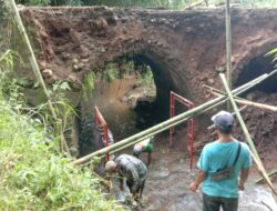 Babinsa 0822 Jadi Teladan, Pimpin Karya Bakti Perbaikan Jembatan Longsor di Wringin