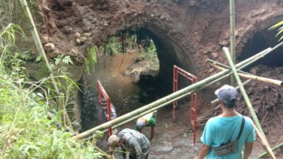 Babinsa 0822 Jadi Teladan, Pimpin Karya Bakti Perbaikan Jembatan Longsor di Wringin