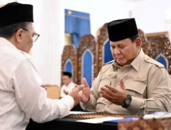 Presiden Prabowo Subianto menyerahkan zakat melalui Badan Amil Zakat Nasional