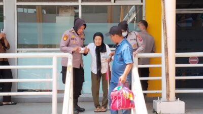 Layanan Humanis Polwan Polresta Sidoarjo Bantu Lansia di Terminal Purabaya Saat Arus Mudik