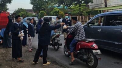 SPPG Pesantren Nurul Ulum Cindogo Bagikan Takjil Dilanjutkan Buka Puasa Bersama