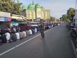 Pengamanan Maksimal Babinsa-Bhabinkamtibmas, Sholat Id di Masjid At-Taqwa Berlangsung Lancar