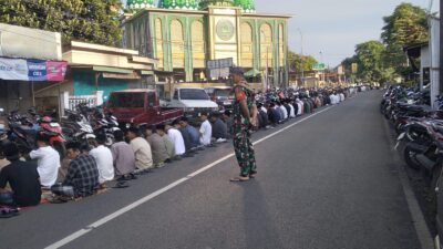Pengamanan Maksimal Babinsa-Bhabinkamtibmas, Sholat Id di Masjid At-Taqwa Berlangsung Lancar